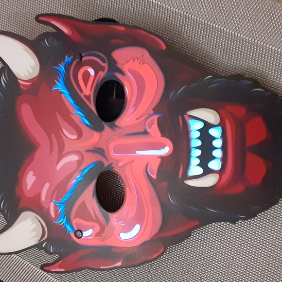 BEATSYNC Sound Responsive Lighted Devil Mask - Picture 4 of 6